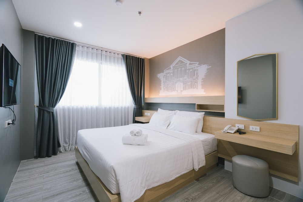 Suite - Photo 1