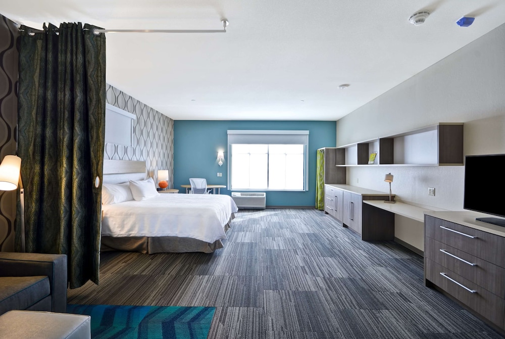 Studio, 1 King Bed, Accessible, Bathtub (Mobility & Hearing) photo 3