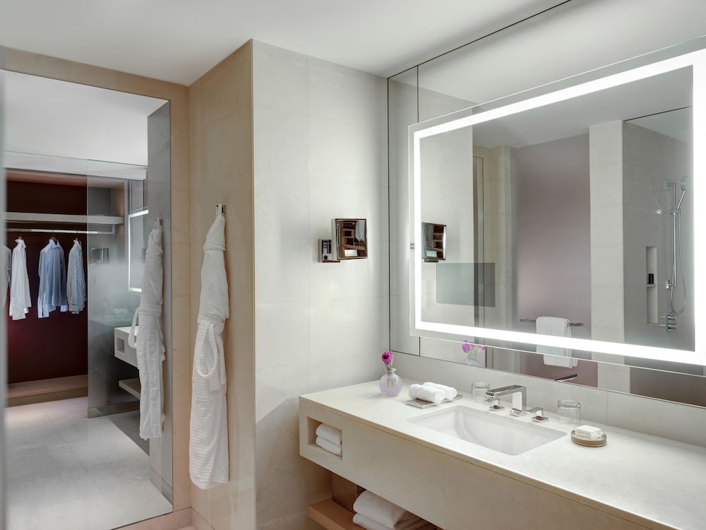 Four Seasons, Room, 1 King Bed thumbnail 5