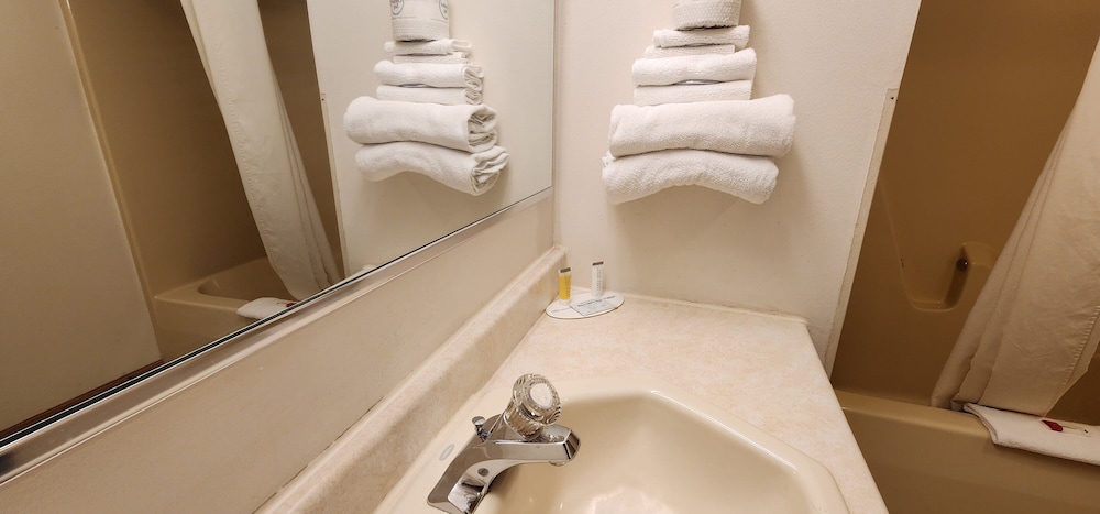 Deluxe Room, 1 King Bed, Non Smoking - Photo 4