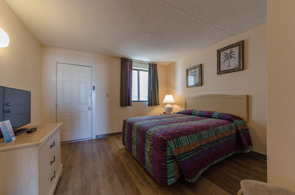 Apartment, 2 Bedrooms, Kitchenette, Streetside photo 2