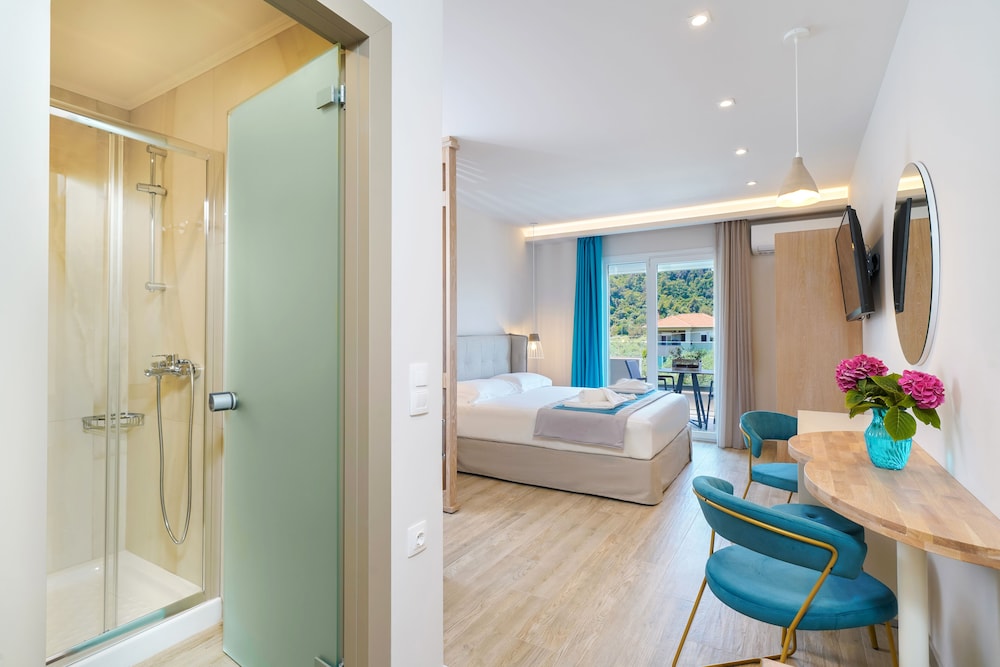 Superior Double Room, Sea View, Poolside photo 2