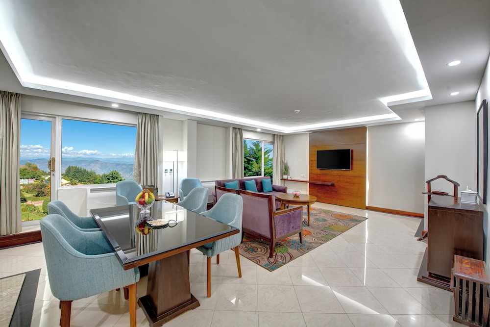 Deluxe Suite, 1 Bedroom, Private Bathroom, Garden View photo 3