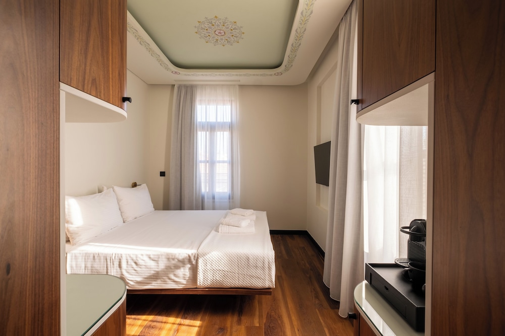 Deluxe Double Room, 1 Queen Bed, Non Smoking, City View