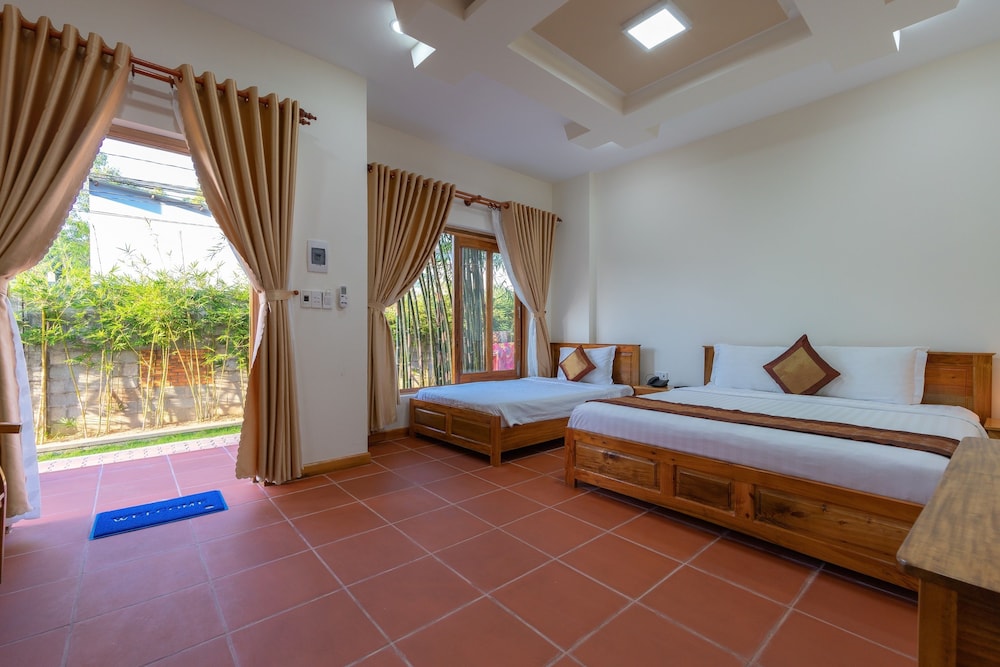 Deluxe Triple Bungalow, Garden View