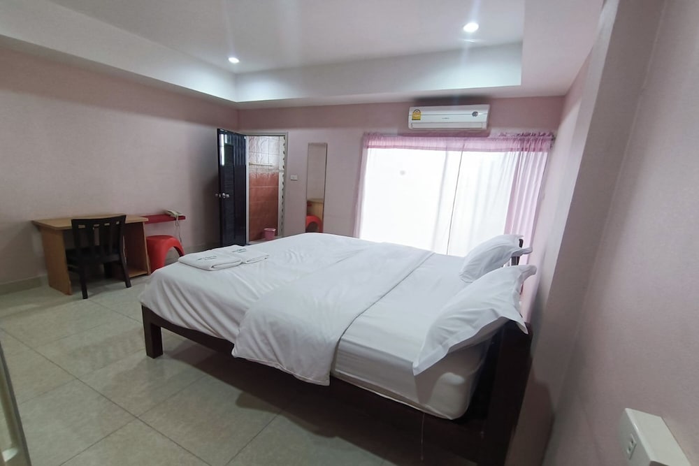 Standard Room, 1 Queen Bed photo 2