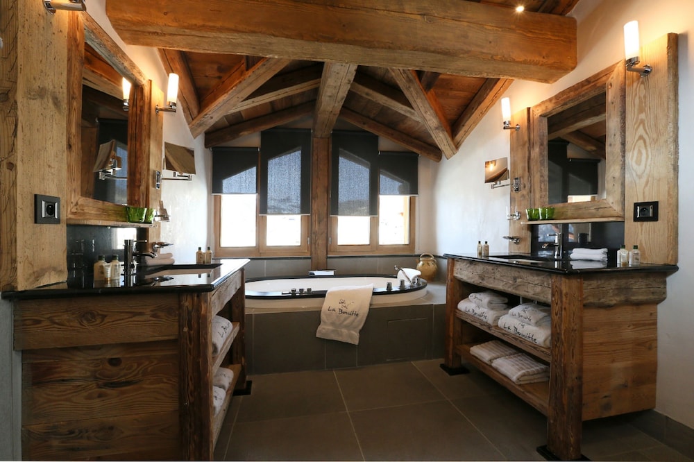 Luxury Suite - Photo 3