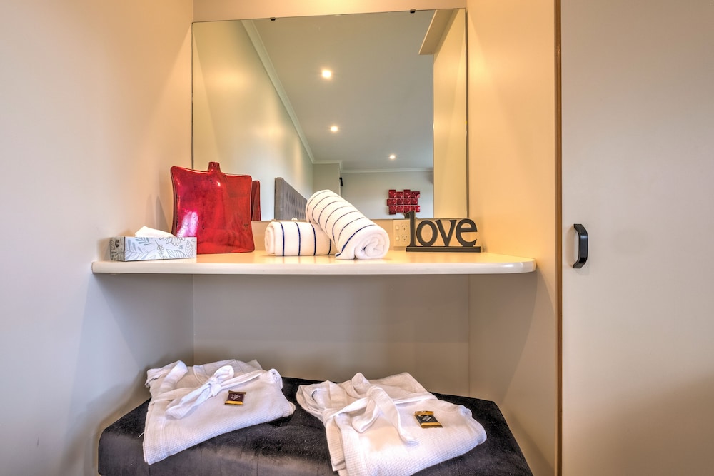 Executive Studio, 1 King Bed, Kitchenette (Executive Spa Pool Suite) photo 2