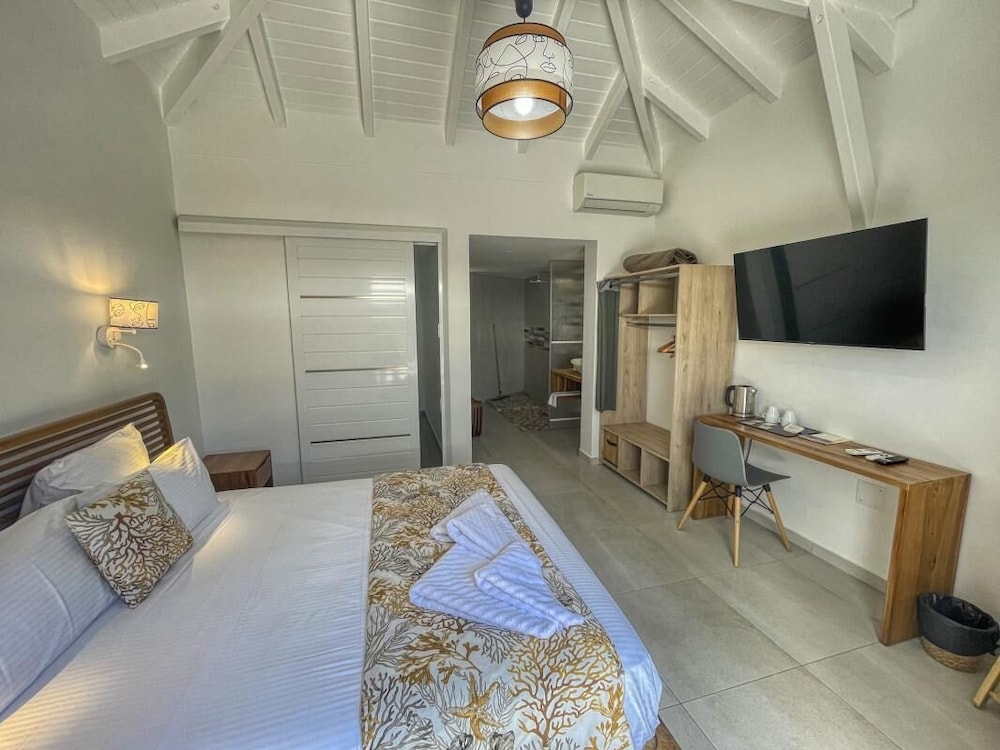Grand Villa, 3 Bedrooms, Bathtub photo 2