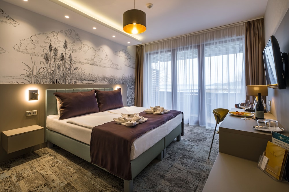 Premium Double or Twin Room, Lake View photo 1