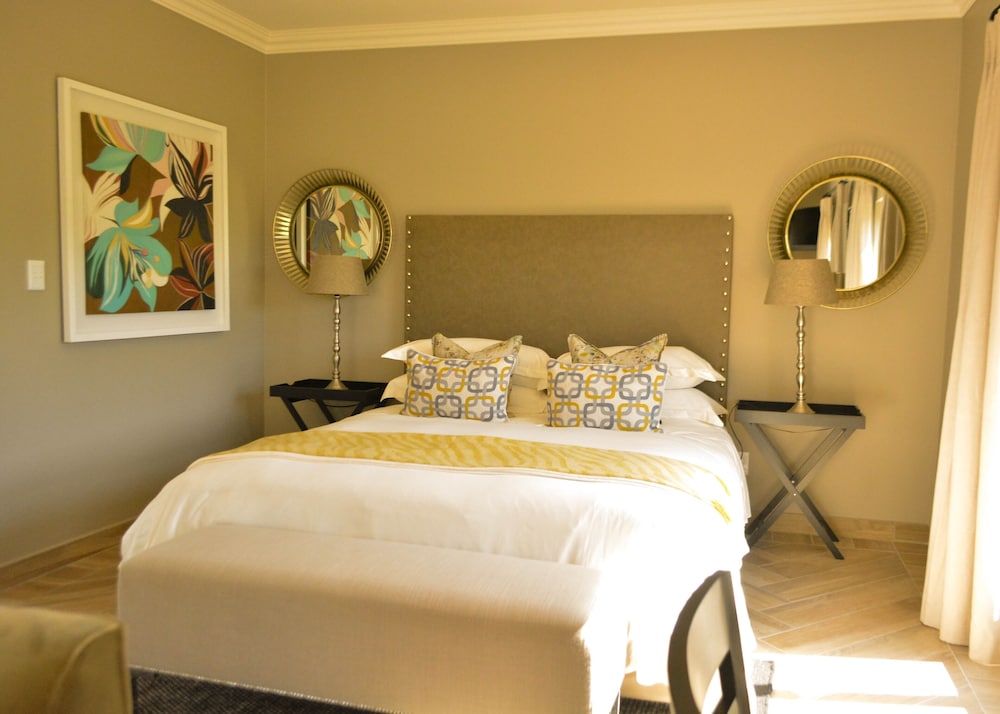 Superior Studio Suite, 1 King Bed, Non Smoking, Mountain View photo 1