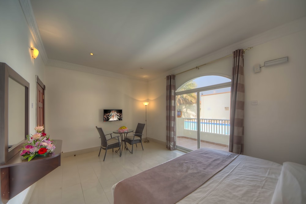Executive Studio, 1 King Bed, Pool View photo 1