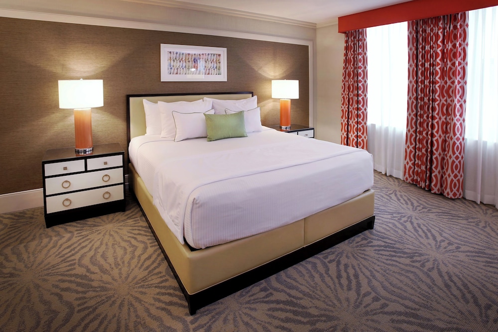 Deluxe Room, 1 King Bed, Smoking - Photo 1