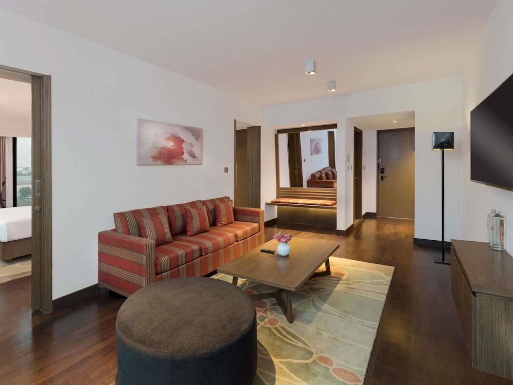 Superior Suite, 1 Double Bed, Pool View thumbnail 5