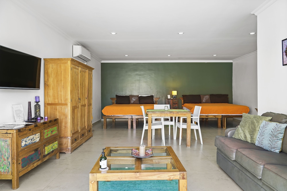 Chambre Double Familiale, réfrigérateur et four à micro-ondes, en bord de piscine