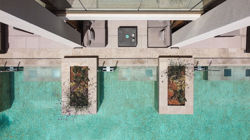 Superior Double Swim up Sharing Pool