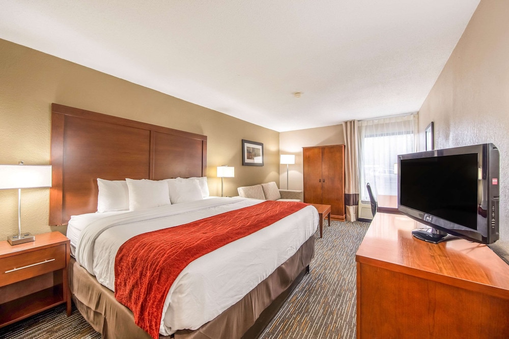 1 King Bed, Nonsmoking, Upgrade - Photo 1