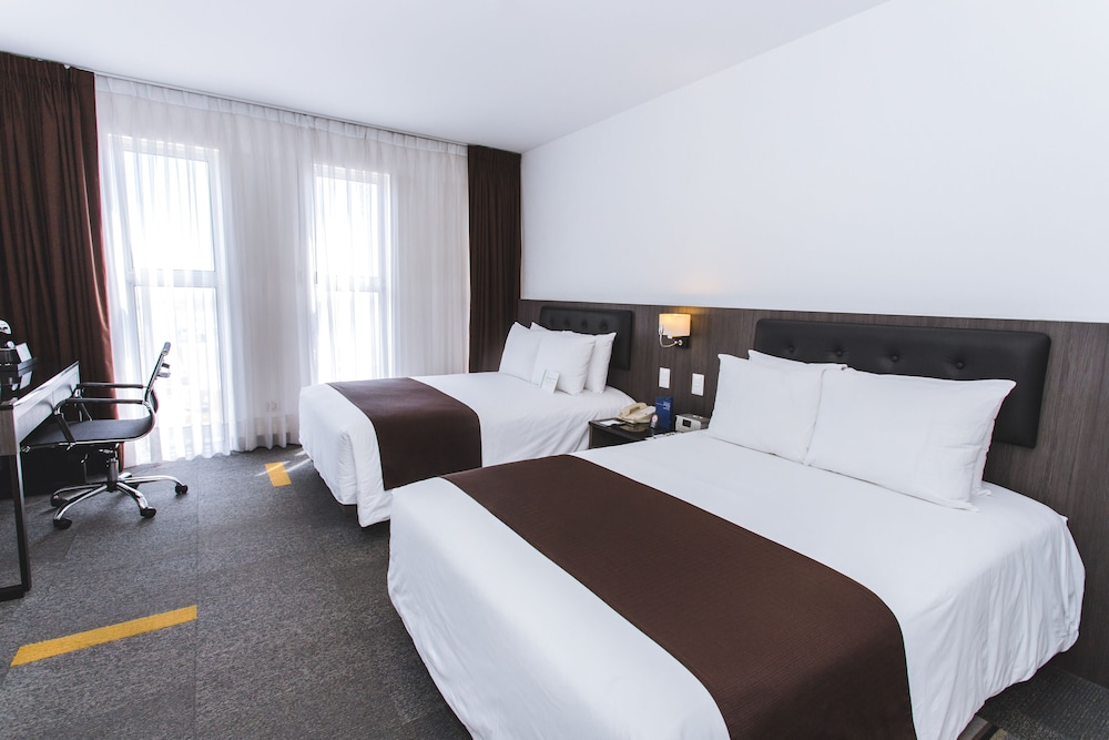 Double Room, 2 Double Beds, Accessible, Non Smoking thumbnail 6