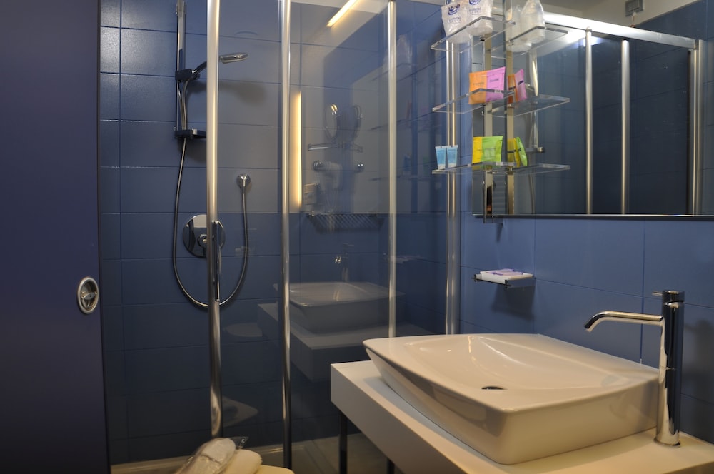 Standard Double or Twin Room, 1 Double or 2 Twin Beds photo 3