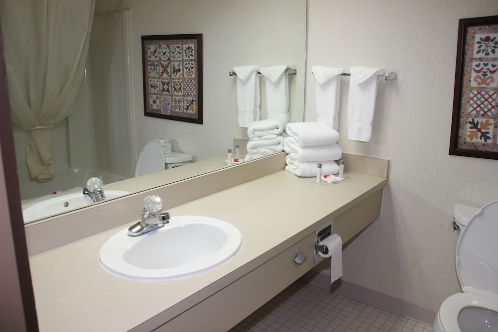 Classic Double Room, 2 Queen Beds, Refrigerator & Microwave photo 3