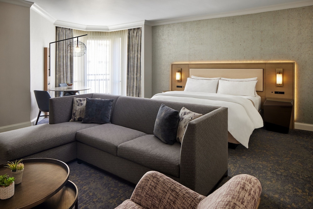 Premium Studio Suite, 1 King Bed - Photo 1