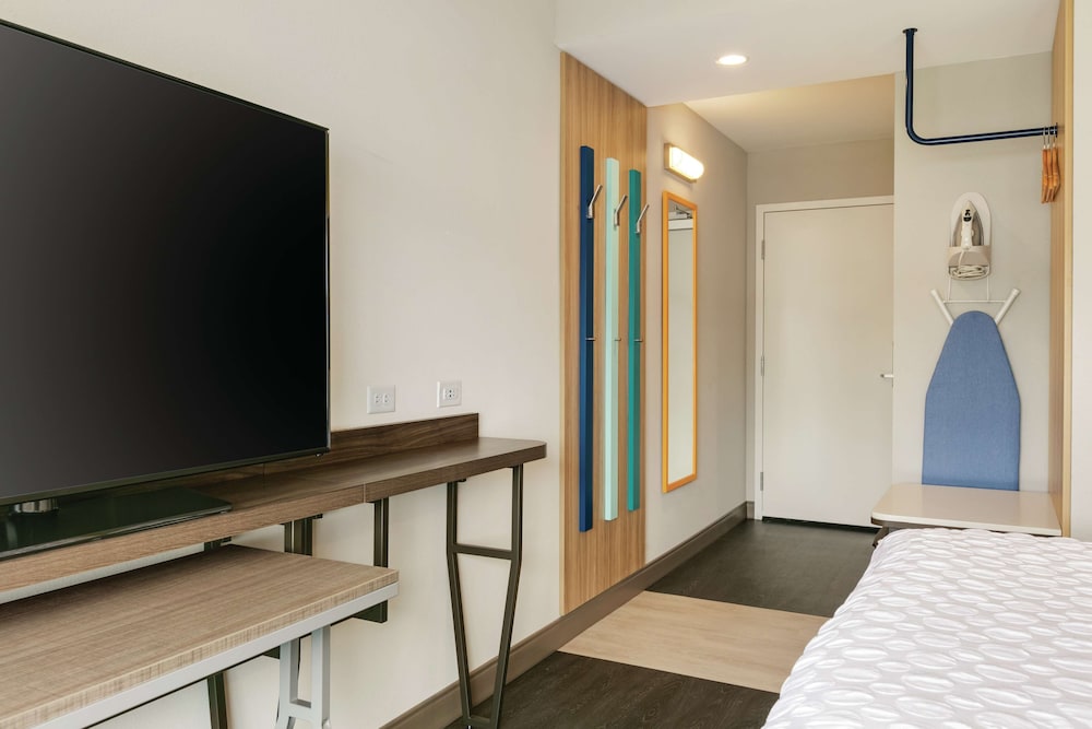 Room, 1 King Bed, Accessible, Bathtub (Hearing) photo 3