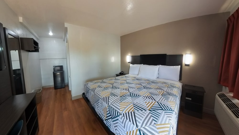 Deluxe Room, 1 King Bed, Non Smoking photo 2