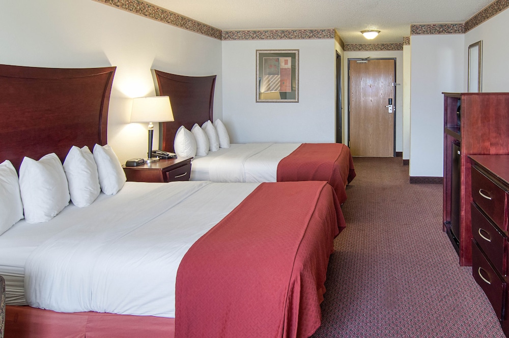 Standard Room, Multiple Beds, Non Smoking (2 Queen Beds, 2 person Sofa Bed) photo 2