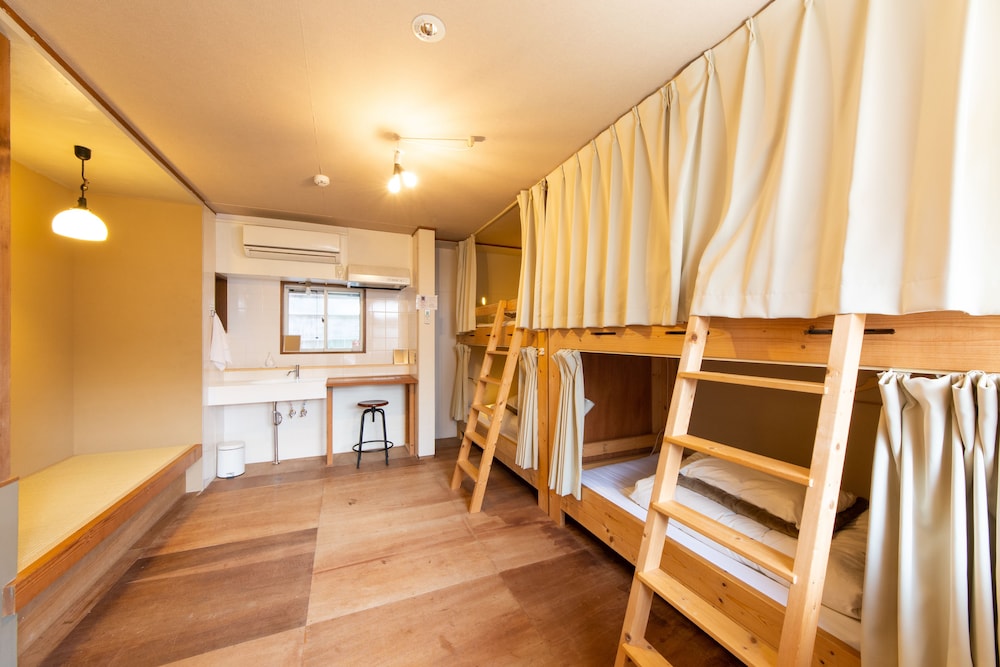 Economy Quadruple Room, 4 Bedrooms, Non Smoking photo 1