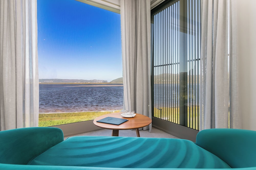 Deluxe Suite - Lake Facing - 5 photo 2