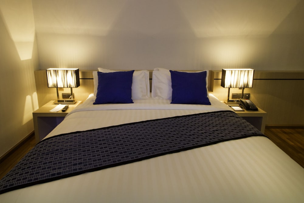 Deluxe Room, 1 King Bed, Corner photo 2