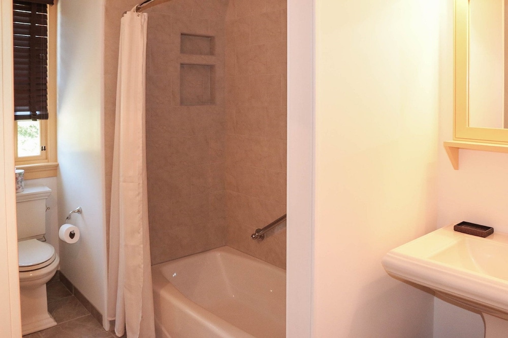 Room, 1 Queen Bed, Private Bathroom (Peach Room) photo 2