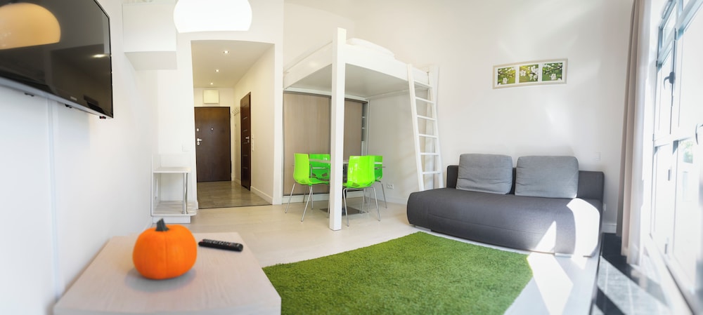 Apartment (I)