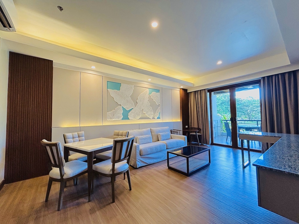 Family Room photo 3