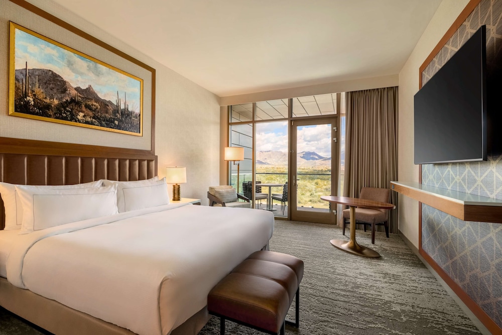 Room, 1 King Bed, Balcony, Mountain View photo 3
