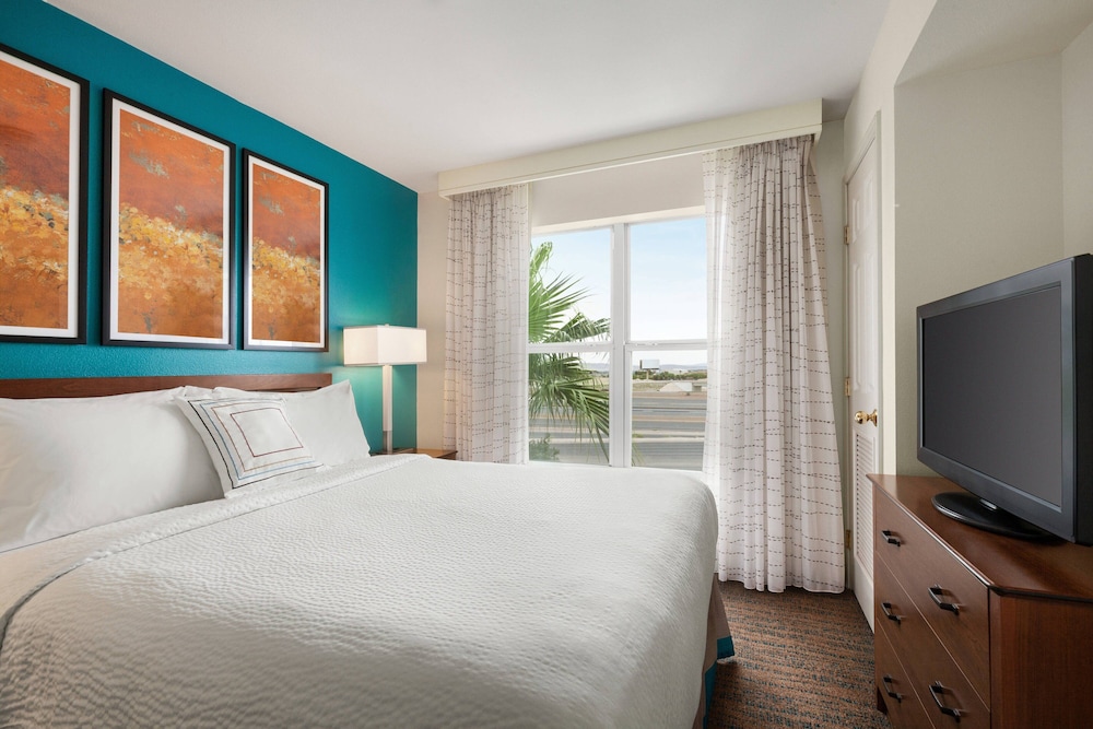Suite, 2 Bedrooms (Mobility/Hearing Access, Roll-In Shwr) photo 1