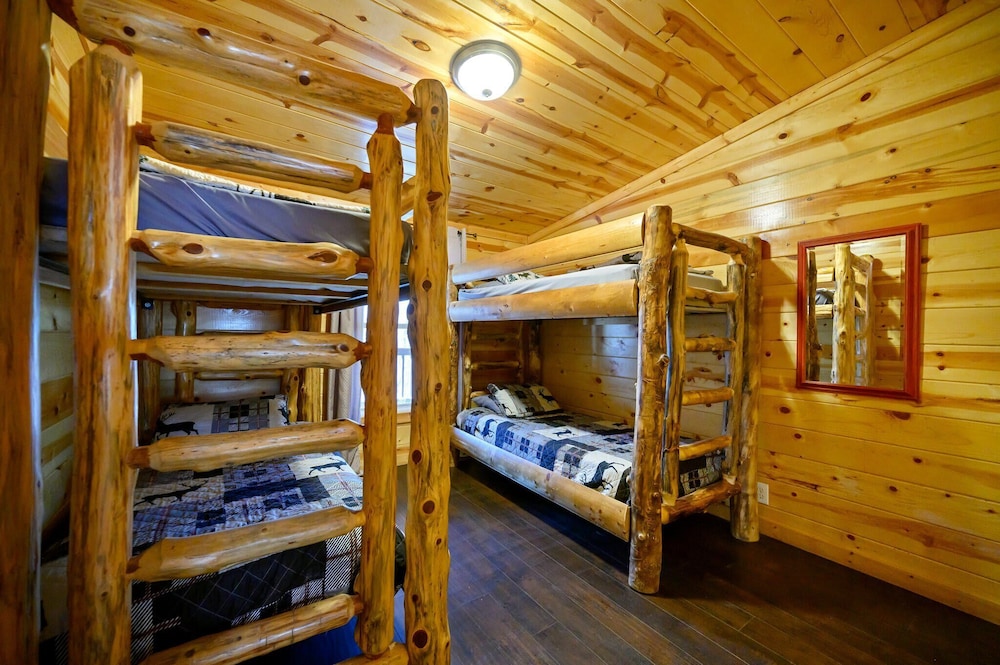 Cabin, Multiple Beds, Hot Tub, Mountain View (Outlaw Rose) photo 2