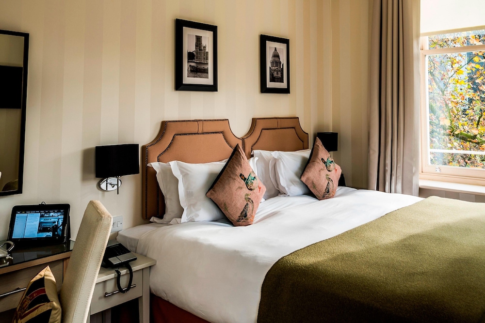 Classic Room, 1 King Bed, Balcony photo 3