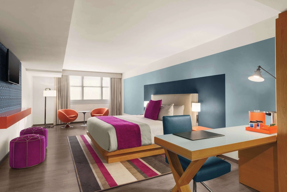 Premium Room, 1 King Bed, Accessible - Photo 1