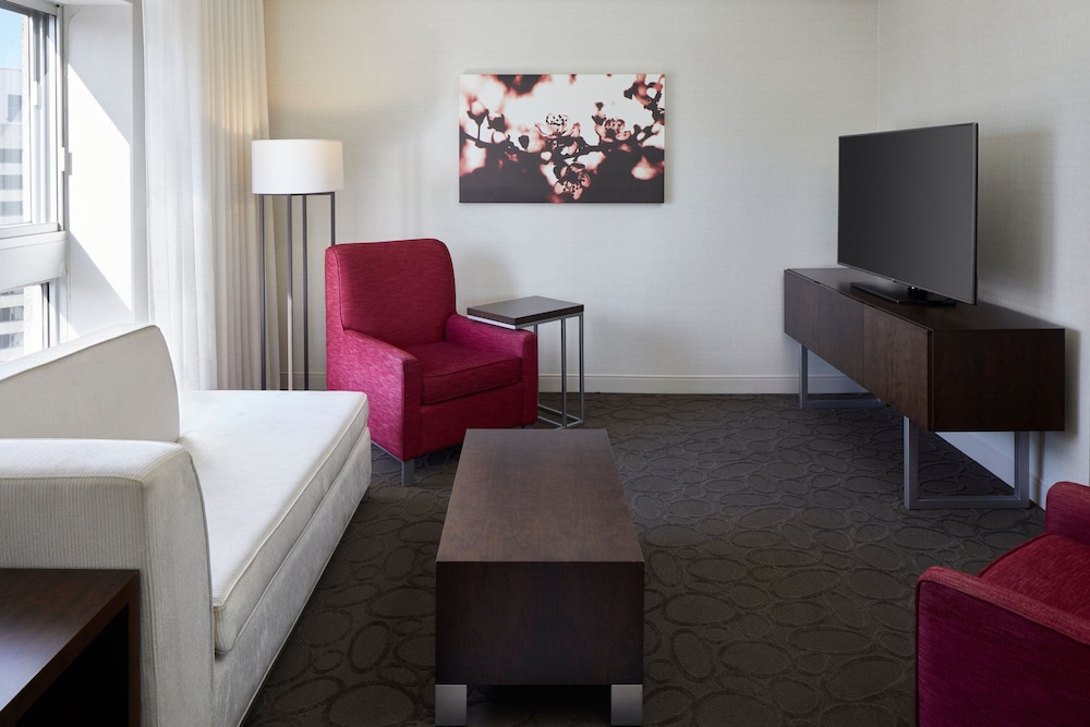 Club Suite, 1 Bedroom, Non Smoking thumbnail 6