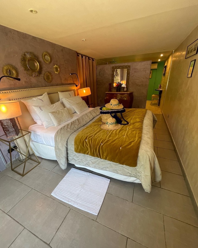 Luxury Suite photo 1