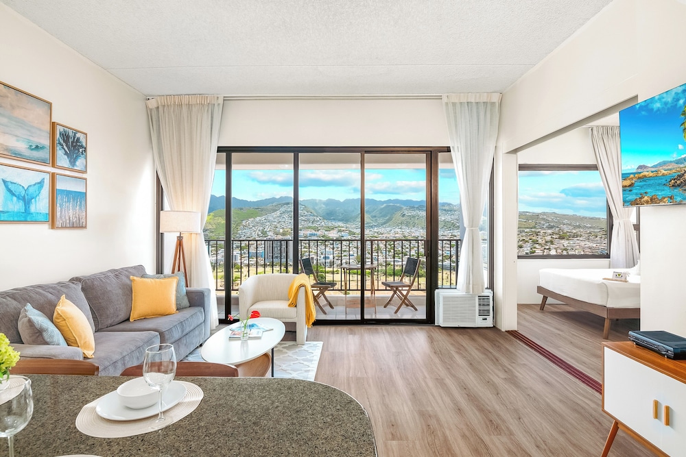 High Floor Mountain View Condo with 2 Beds and Parking: Apartment, 1 Bedroom, Balcony, Mountain View (0172) photo