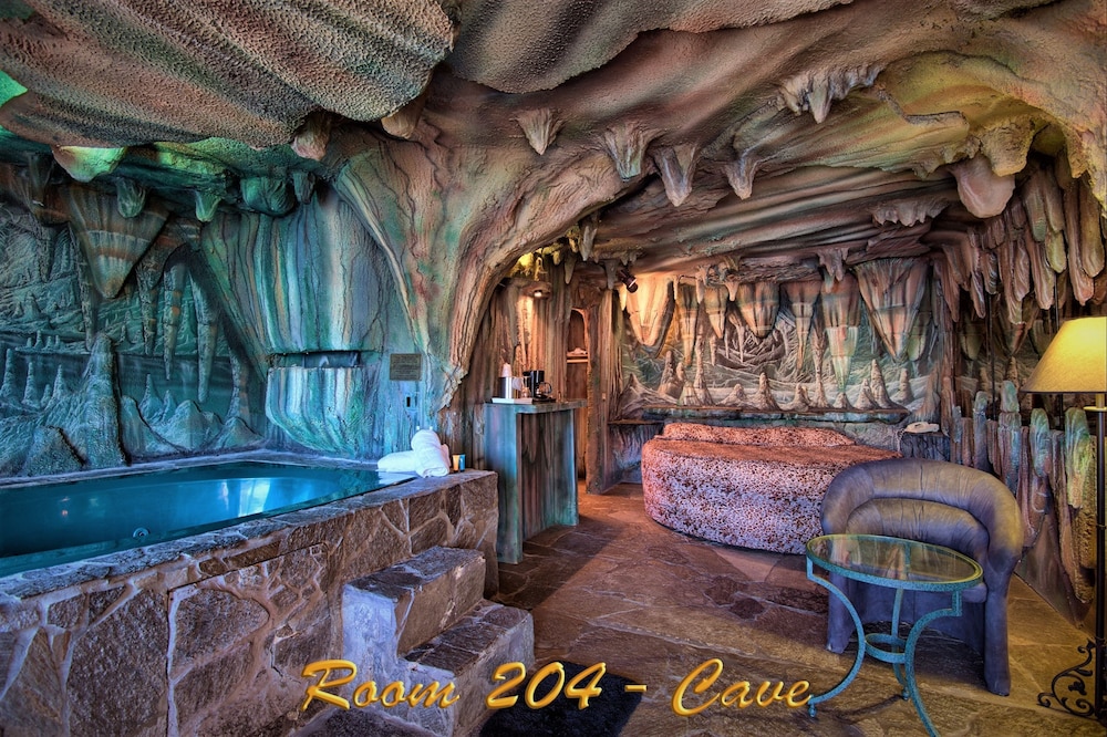 1 King Bed, Non Smoking, Jetted Tub Suite (Jungle, Cave, or 50s Theme) photo 2