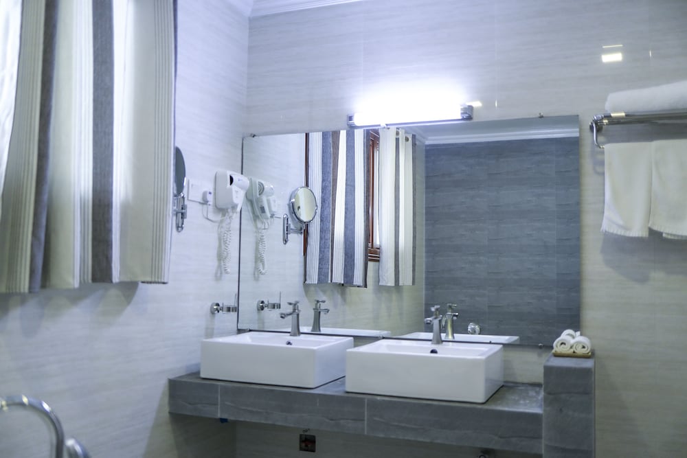 King Suite with Jacuzzi photo 2