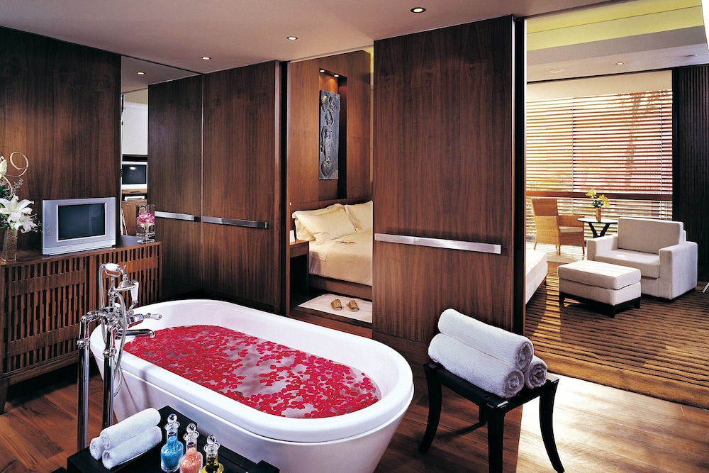 Room, 1 King Bed, Garden View - Photo 12