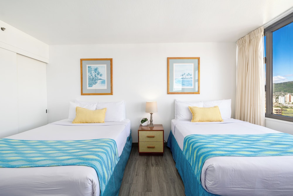 High Floor Mountain View Condo with 2 Beds and Parking: Family Apartment, 1 Bedroom, Balcony, Mountain View (0038) photo