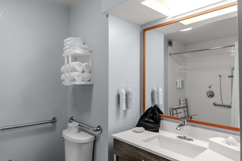 Room, 2 Queen Beds, Accessible, Bathtub (Hearing) - Photo 6