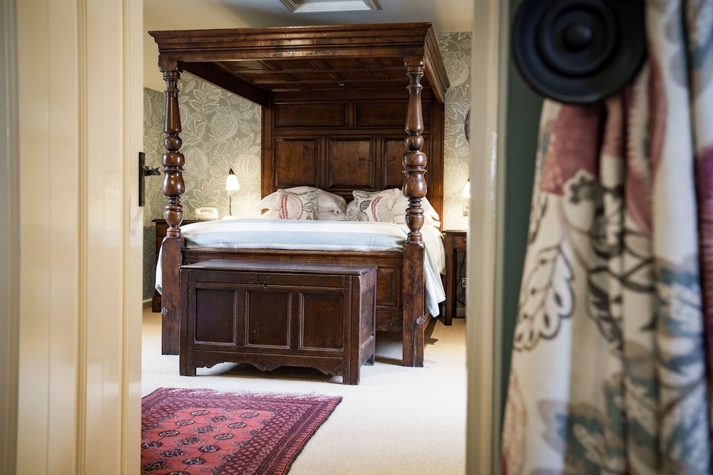 Deluxe Four Poster Suite photo 1