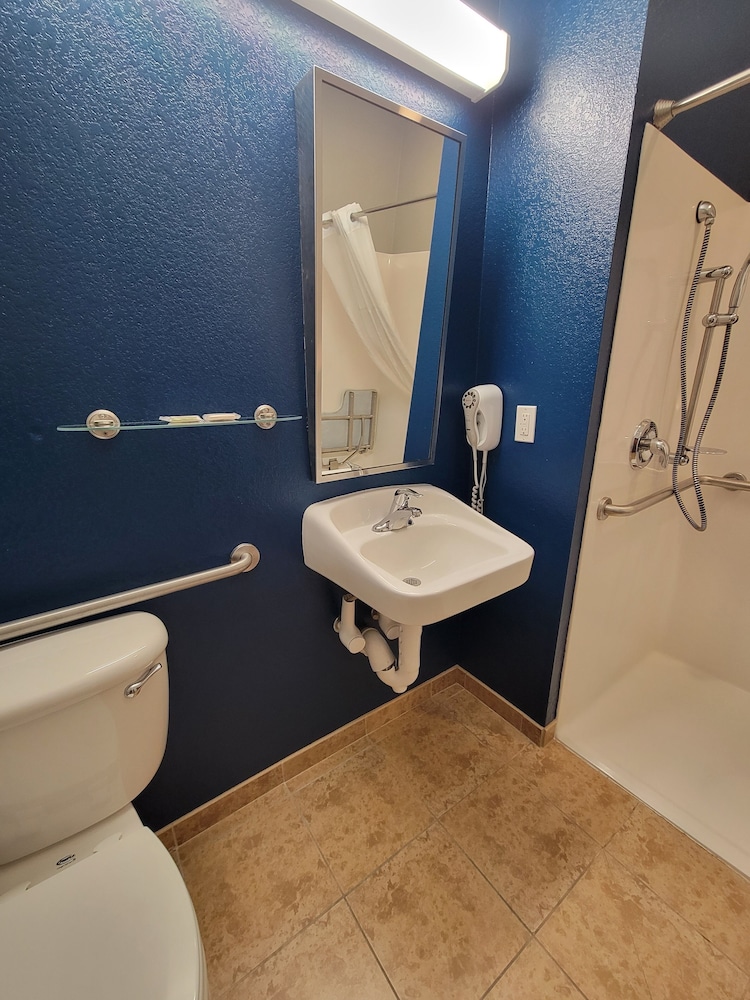 Standard Room, 2 Queen Beds, Accessible - Photo 6
