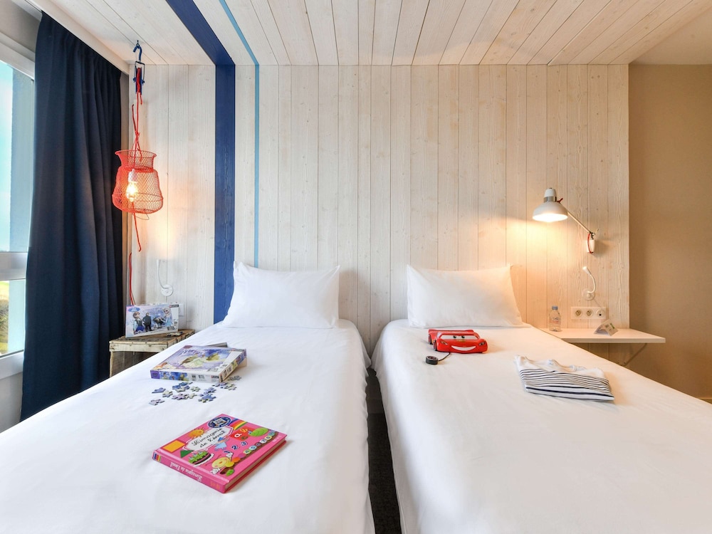 Room, Multiple Beds, Ocean View - Photo 9